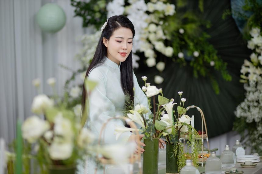 Hồng Duy Pinky hôn vợ thạc sĩ ngọt ngào trong lễ ăn hỏi, chàng MC trong đám cưới Công Phượng nay đã lập gia đình-5