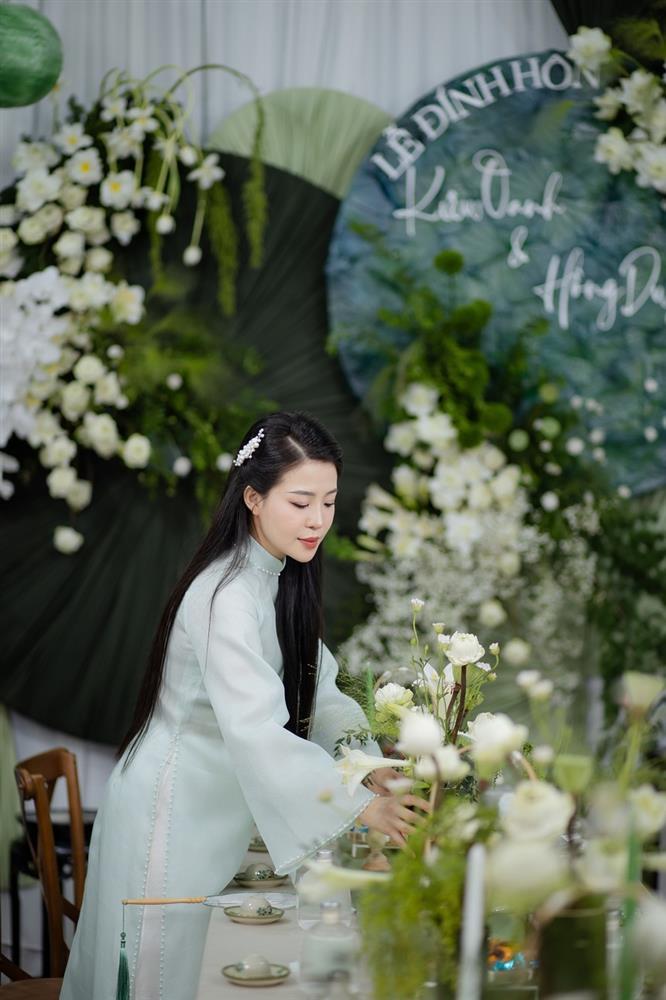 Hồng Duy Pinky hôn vợ thạc sĩ ngọt ngào trong lễ ăn hỏi, chàng MC trong đám cưới Công Phượng nay đã lập gia đình-6