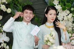 Hồng Duy 'Pinky' hôn vợ thạc sĩ ngọt ngào trong lễ ăn hỏi, chàng MC trong đám cưới Công Phượng nay đã lập gia đình
