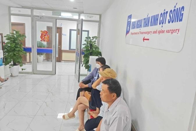 Thông tin mới nhất về tình hình sức khỏe của nữ bác sĩ bị tấm kính rơi vào người: Đã tiến triển tích cực, đang tập ngồi-1