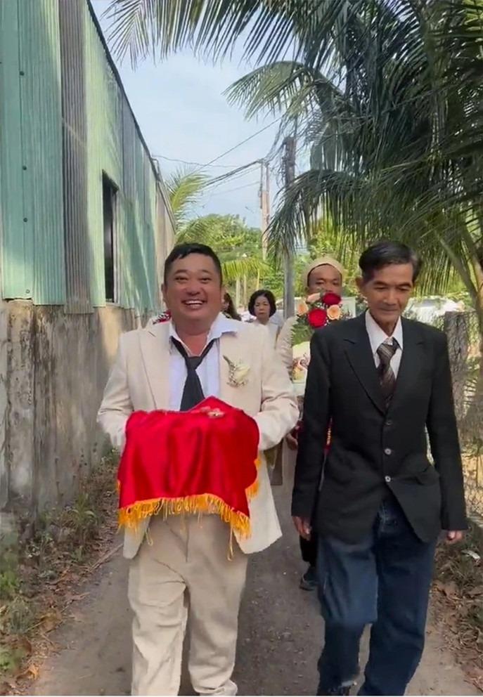 Cò Phùng Ngọc xúc động trong lễ cưới với vợ kém 10 tuổi-1