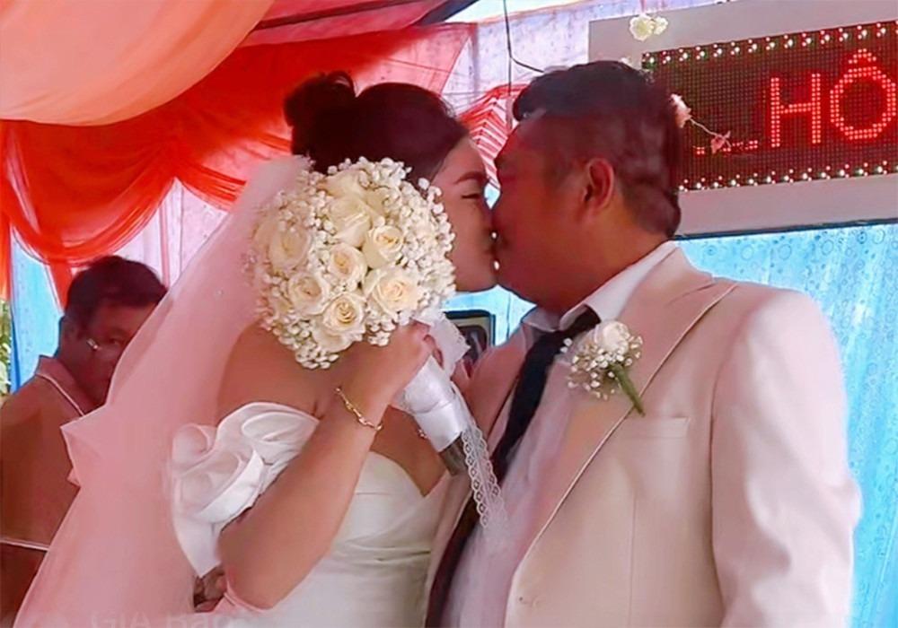 Cò Phùng Ngọc xúc động trong lễ cưới với vợ kém 10 tuổi-2