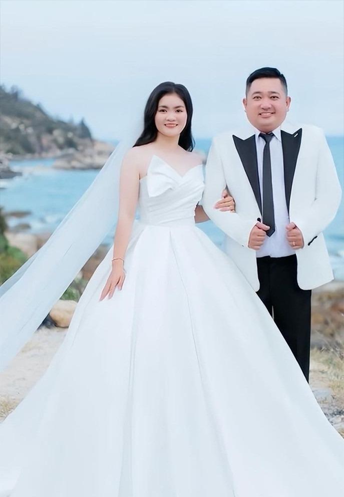 Cò Phùng Ngọc xúc động trong lễ cưới với vợ kém 10 tuổi-3