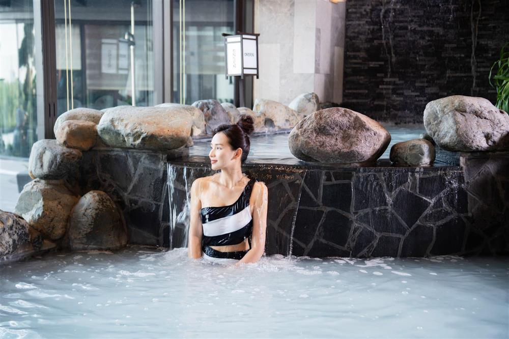 Nữ diễn viên giàu nhất miền Bắc U40 đẹp nóng bỏng nhờ tắm khoáng nóng, xông hơi-2