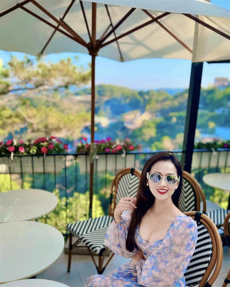 Nữ diễn viên giàu nhất miền Bắc U40 đẹp nóng bỏng nhờ tắm khoáng nóng, xông hơi-3