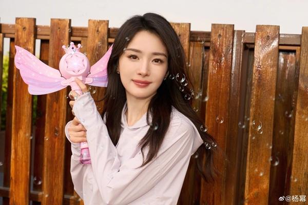 Danh tính sao nữ từng che ô cho Lưu Diệc Phi 18 năm, bất ngờ vụt sáng, vươn tầm đỉnh lưu Cbiz-6