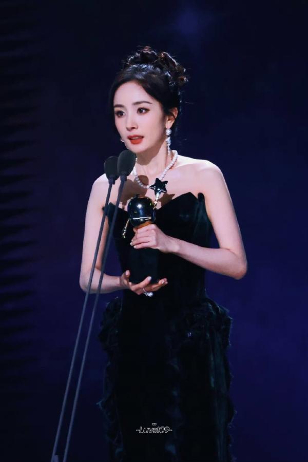 Danh tính sao nữ từng che ô cho Lưu Diệc Phi 18 năm, bất ngờ vụt sáng, vươn tầm đỉnh lưu Cbiz-7