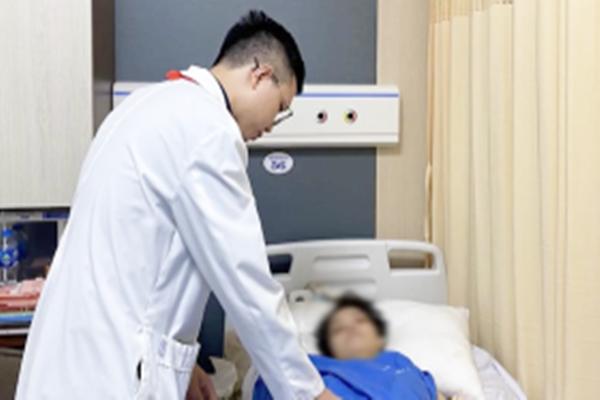 Nữ bác sĩ bị kính rơi vào người có thể sắp ra viện trong vài ngày tới-1