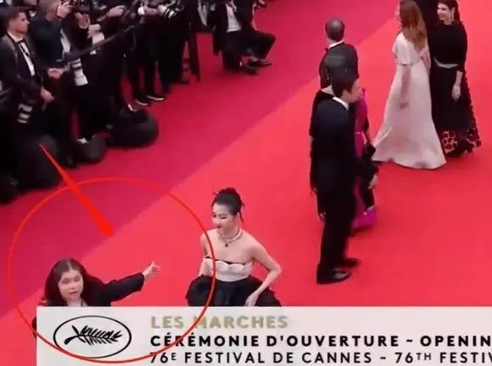 Toàn cảnh vụ Quan Hiểu Đồng bị bảo vệ đuổi khéo khỏi thảm đỏ Cannes, khán giả Trung Quốc mất mặt-3