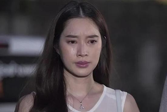 Về nhà sớm hơn mọi ngày, tôi suýt ngất vì sốc khi bắt gặp việc làm đáng sợ của chồng tại phòng khách