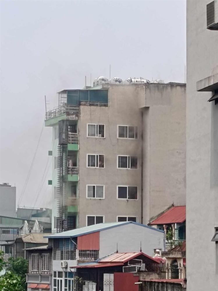 Cháy chung cư mini ở Hà Nội, nhiều người lên mái tầng 9 chờ cứu