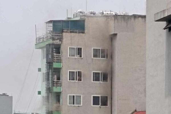 Căn hộ chung cư ở Hà Nội bốc cháy rừng rực-2