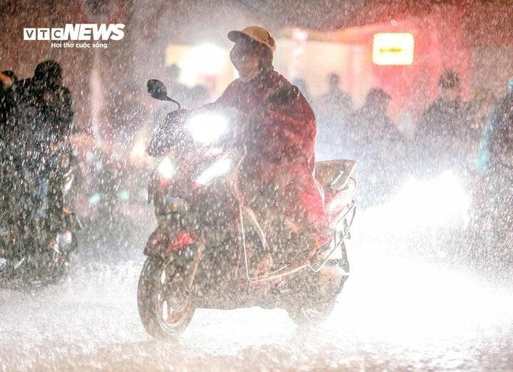 Đêm nay miền Bắc nhiều nơi mưa rất to, đề phòng lốc sét và mưa đá-1