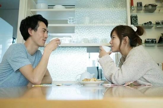 Lấy nhau một năm, chồng đòi ly hôn vì 'nuôi em quá tốn kém'