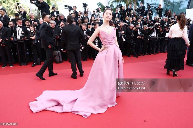 Mỹ nhân Kbiz đại chiến Cannes: Han So Hee như Bạch Tuyết phát sáng, Yoona diện váy hồng gây tranh cãi-1