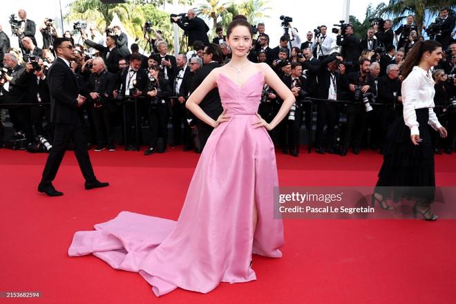 Mỹ nhân Kbiz đại chiến Cannes: Han So Hee như Bạch Tuyết phát sáng, Yoona diện váy hồng gây tranh cãi-2