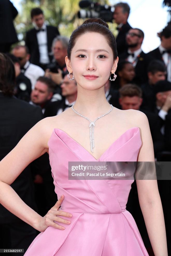 Mỹ nhân Kbiz đại chiến Cannes: Han So Hee như Bạch Tuyết phát sáng, Yoona diện váy hồng gây tranh cãi-4
