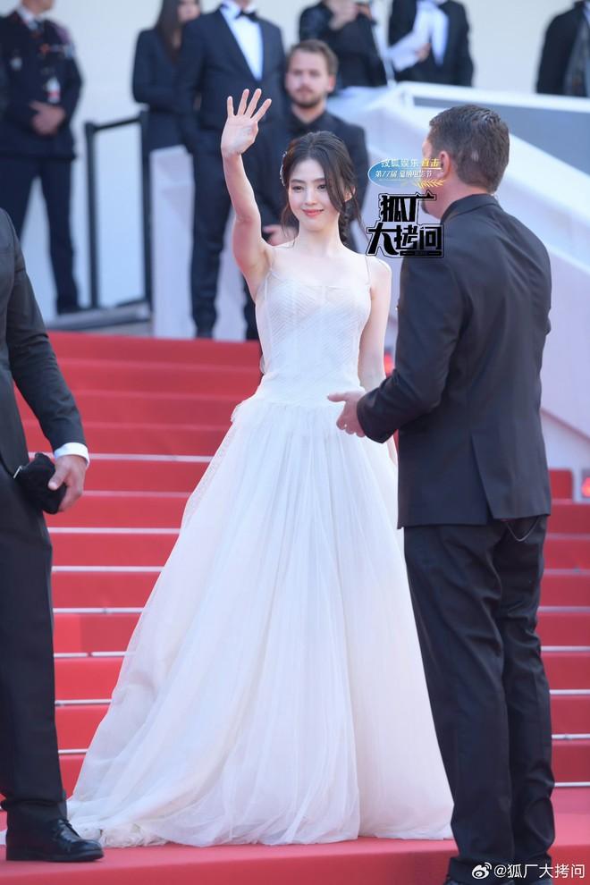 Mỹ nhân Kbiz đại chiến Cannes: Han So Hee như Bạch Tuyết phát sáng, Yoona diện váy hồng gây tranh cãi-5