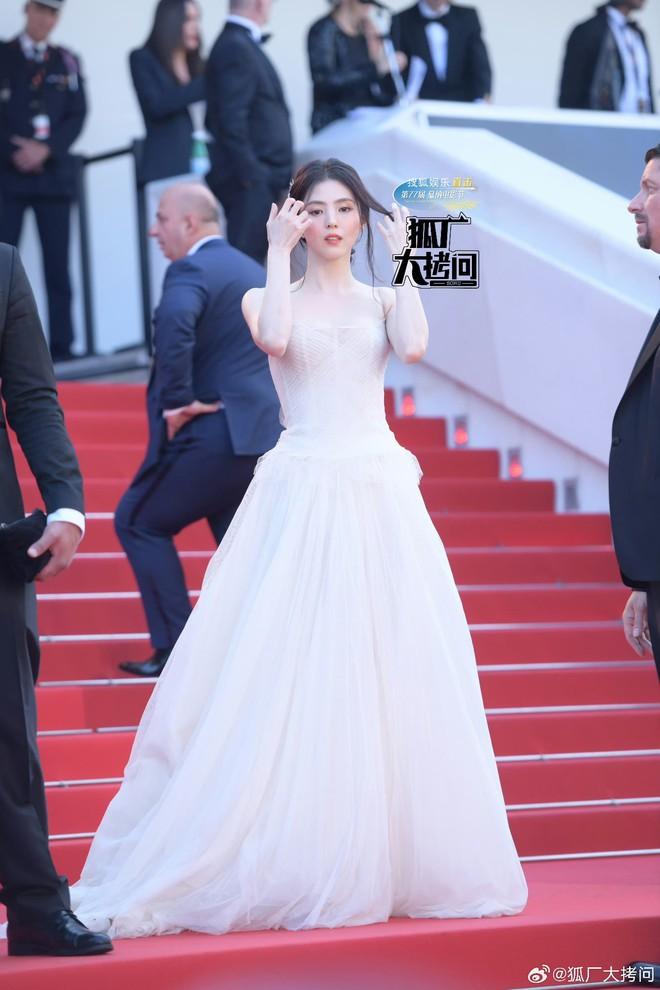 Mỹ nhân Kbiz đại chiến Cannes: Han So Hee như Bạch Tuyết phát sáng, Yoona diện váy hồng gây tranh cãi-6