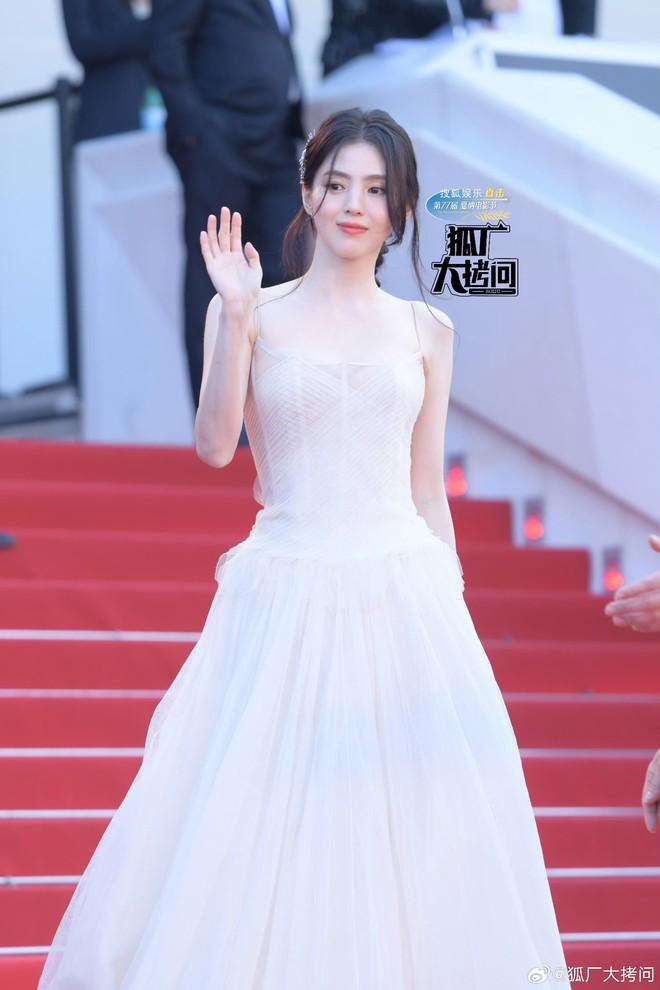 Mỹ nhân Kbiz đại chiến Cannes: Han So Hee như Bạch Tuyết phát sáng, Yoona diện váy hồng gây tranh cãi-7