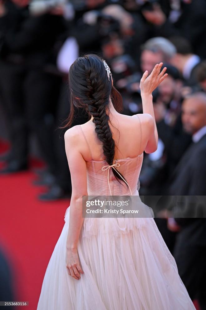 Mỹ nhân Kbiz đại chiến Cannes: Han So Hee như Bạch Tuyết phát sáng, Yoona diện váy hồng gây tranh cãi-8