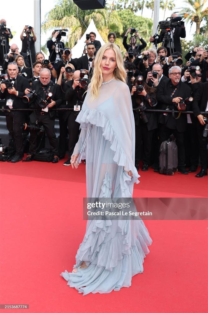 Cannes ngày 6: Váy cúp ngực, xuyên thấu ngập tràn thảm đỏ-1