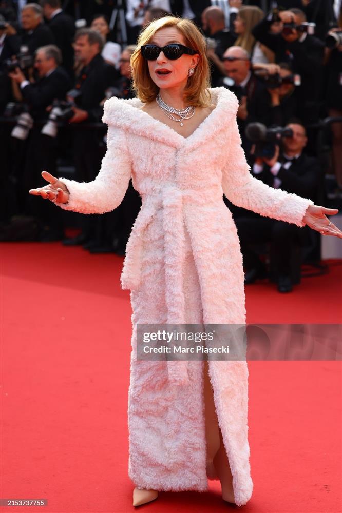 Cannes ngày 6: Váy cúp ngực, xuyên thấu ngập tràn thảm đỏ-10