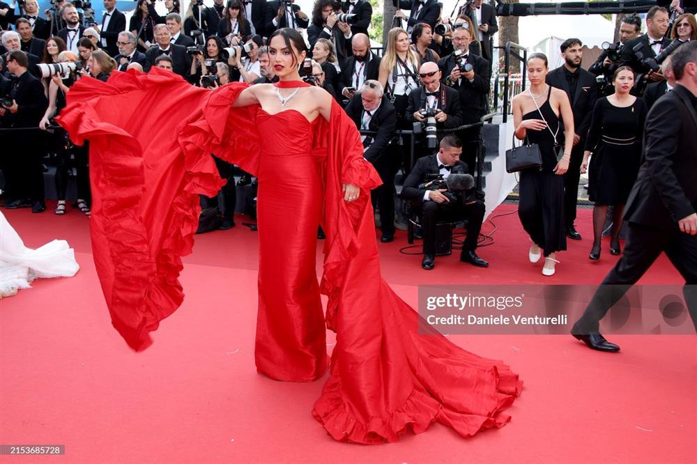 Cannes ngày 6: Váy cúp ngực, xuyên thấu ngập tràn thảm đỏ-7