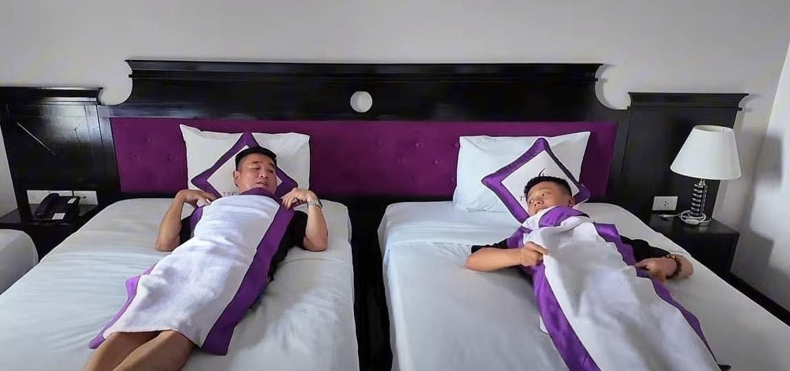 Quang Linh Vlogs thắc mắc sao chăn ở khách sạn lại nhỏ xíu? Vật nhỏ mà công dụng không ngờ-1