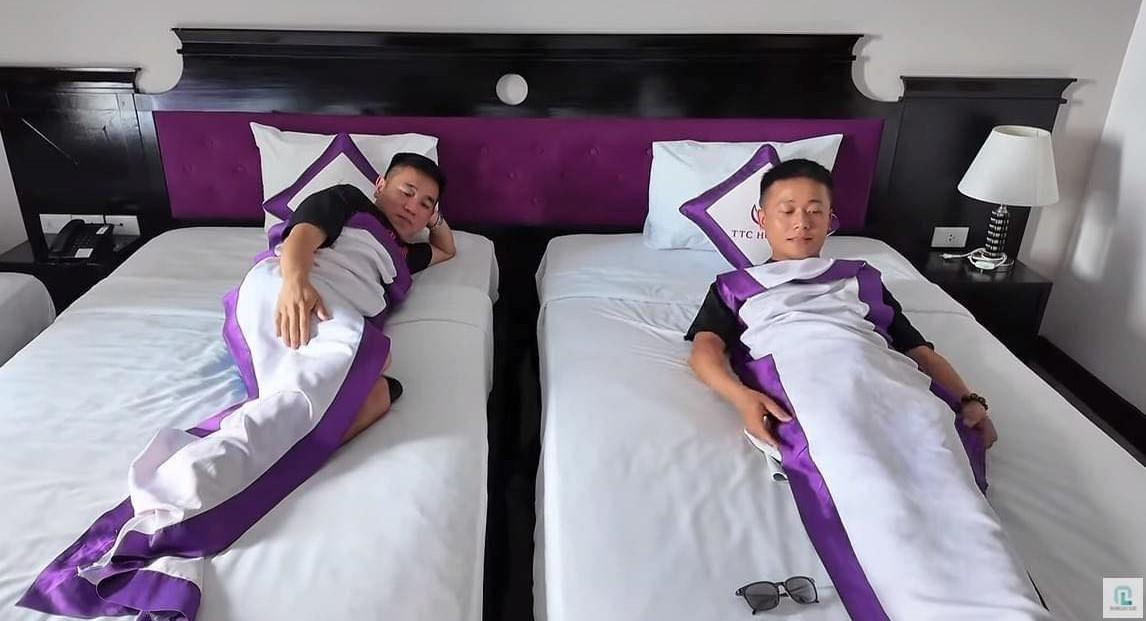 Quang Linh Vlogs thắc mắc sao chăn ở khách sạn lại nhỏ xíu? Vật nhỏ mà công dụng không ngờ-2