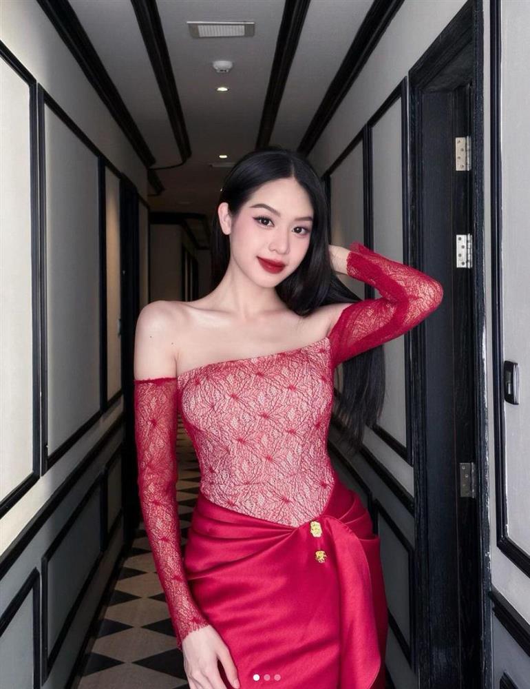 Đương kim Hoa hậu Việt Nam táo bạo với váy xẻ, hiếm hoi khoe vòng 1 sau chỉnh sửa-4