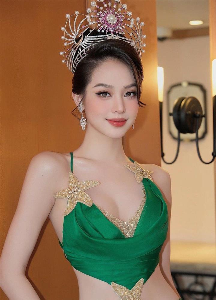 Đương kim Hoa hậu Việt Nam táo bạo với váy xẻ, hiếm hoi khoe vòng 1 sau chỉnh sửa-5