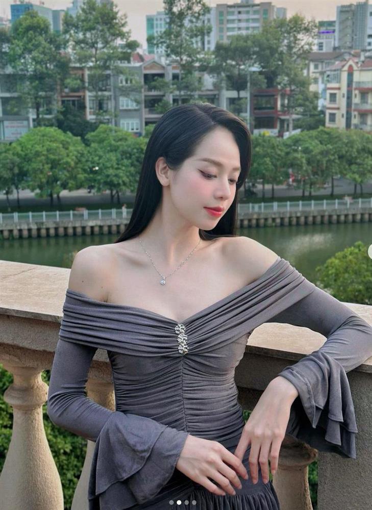 Đương kim Hoa hậu Việt Nam táo bạo với váy xẻ, hiếm hoi khoe vòng 1 sau chỉnh sửa-6