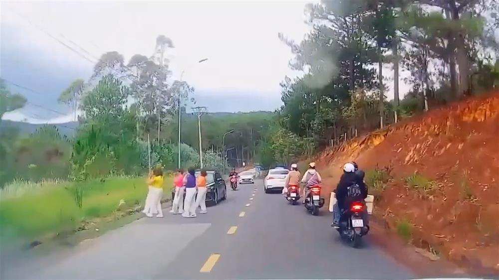 Công an Đà Lạt mời làm việc với nhóm phụ nữ dừng ô tô, nhảy múa giữa đường-1