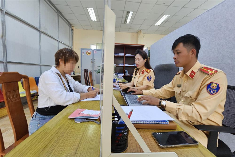 Công an Đà Lạt mời làm việc với nhóm phụ nữ dừng ô tô, nhảy múa giữa đường-2