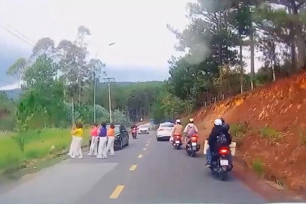 Bài học với những nhóm phụ nữ tập thể dục gây ảnh hưởng ở nơi công cộng-1