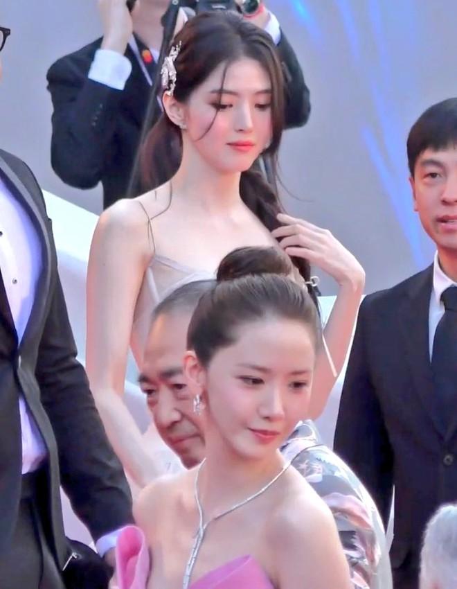 Han So Hee - Yoona (SNSD) hủy diệt ống kính hung thần tại Cannes, nhưng khung hình chung căng đét mới đáng bàn-1