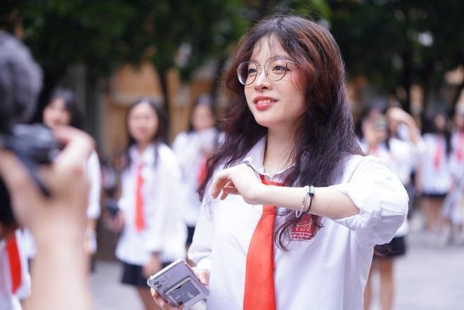 Ngắm nữ sinh Chuyên KHXH&NV trong lễ bế giảng: Không hổ là nữ nhi quốc, sao ai cũng ngoan xinh yêu quá-1