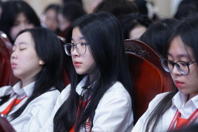 Ngắm nữ sinh Chuyên KHXH&NV trong lễ bế giảng: Không hổ là nữ nhi quốc, sao ai cũng ngoan xinh yêu quá-10