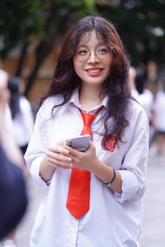 Ngắm nữ sinh Chuyên KHXH&NV trong lễ bế giảng: Không hổ là nữ nhi quốc, sao ai cũng ngoan xinh yêu quá-2