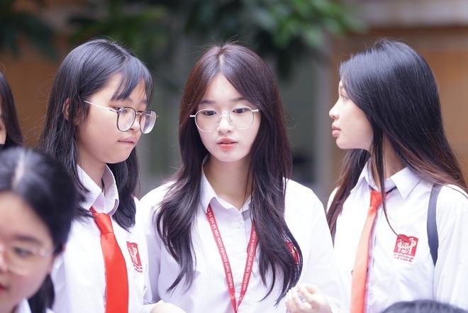 Ngắm nữ sinh Chuyên KHXH&NV trong lễ bế giảng: Không hổ là nữ nhi quốc, sao ai cũng ngoan xinh yêu quá-3