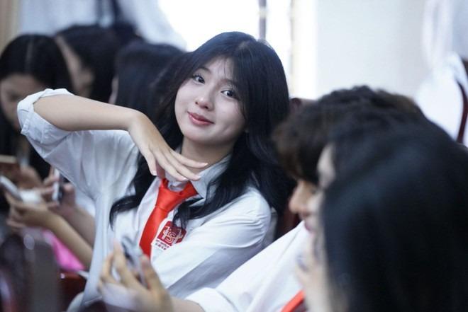 Ngắm nữ sinh Chuyên KHXH&NV trong lễ bế giảng: Không hổ là nữ nhi quốc, sao ai cũng ngoan xinh yêu quá-4