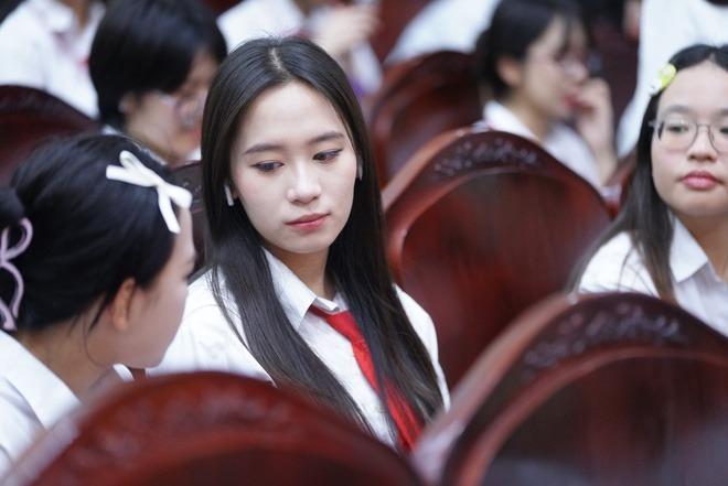 Ngắm nữ sinh Chuyên KHXH&NV trong lễ bế giảng: Không hổ là nữ nhi quốc, sao ai cũng ngoan xinh yêu quá-5