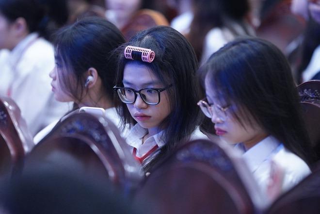 Ngắm nữ sinh Chuyên KHXH&NV trong lễ bế giảng: Không hổ là nữ nhi quốc, sao ai cũng ngoan xinh yêu quá-6