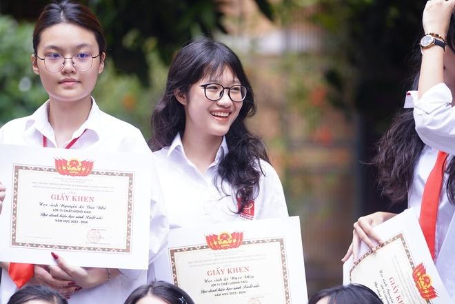 Ngắm nữ sinh Chuyên KHXH&NV trong lễ bế giảng: Không hổ là nữ nhi quốc, sao ai cũng ngoan xinh yêu quá-7