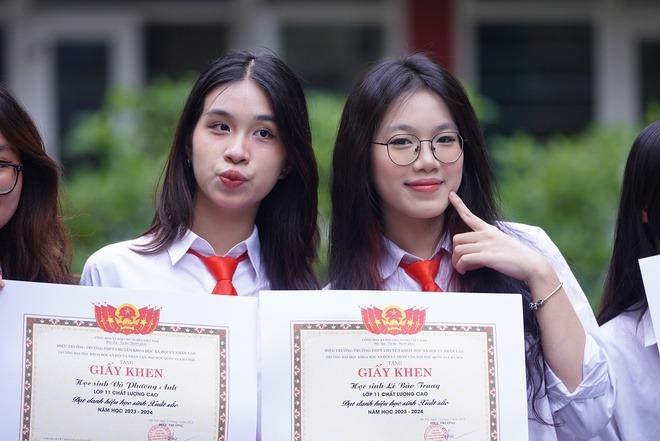 Ngắm nữ sinh Chuyên KHXH&NV trong lễ bế giảng: Không hổ là nữ nhi quốc, sao ai cũng ngoan xinh yêu quá-8