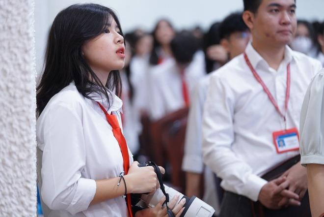 Ngắm nữ sinh Chuyên KHXH&NV trong lễ bế giảng: Không hổ là nữ nhi quốc, sao ai cũng ngoan xinh yêu quá-9