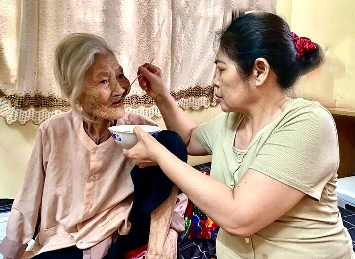 Cụ bà 100 tuổi minh mẫn, đi thăm con cháu mỗi ngày-1