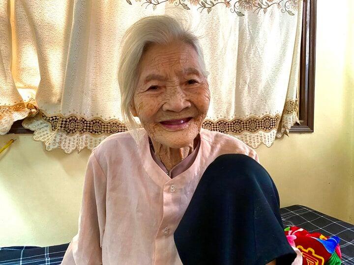 Cụ bà 100 tuổi minh mẫn, đi thăm con cháu mỗi ngày-2