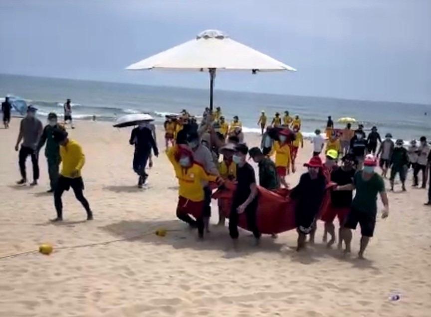 Tìm thấy thi thể nam thanh niên vụ 9 người bị sóng biển cuốn ở Đà Nẵng-1